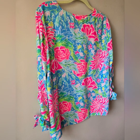 Lilly Pulitzer Blue & Pink Floral V-Neck Blouse with Tie Sleeves - Large🌺🌸 - Picture 6 of 12